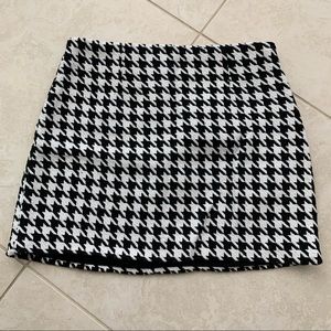 Houndstooth print skirt